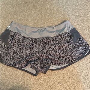 Women's Geometric Gray Shorts with pocket in back